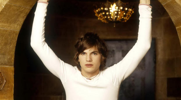 Ashton Kutcher In White T Shirt wallpaper Wallpaper 2880x1800 Resolution