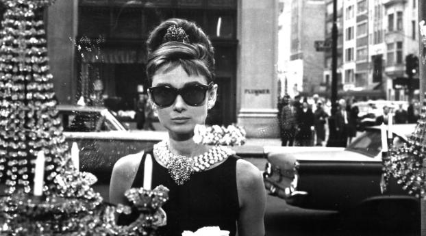 Audrey Hepburn In Goggles Hd Wallpaper Wallpaper 2048x1152 Resolution