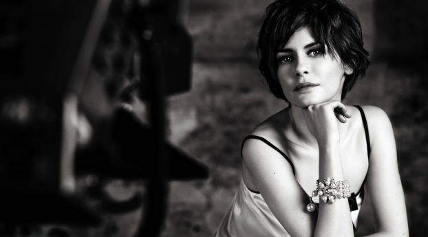 Audrey Tautou Black And White HD Pics Wallpaper 320x568 Resolution