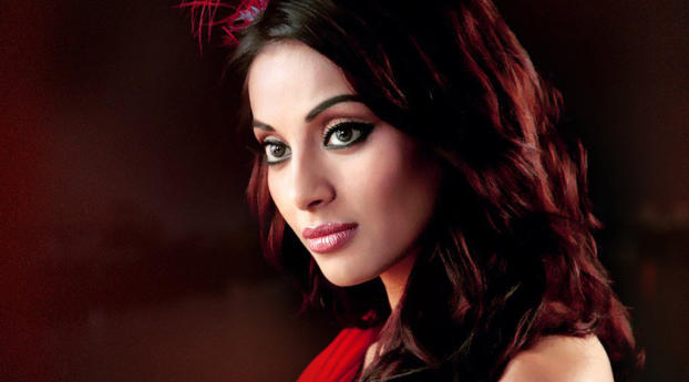 Bipasha Basu In Red Dress HD Pics Wallpaper 480x960 Resolution