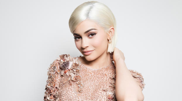 Blonde Kylie Jenner 2018 Wallpaper 1600x1200 Resolution