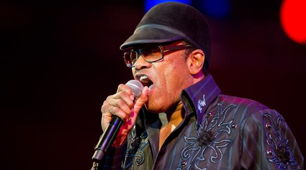 bobby womack, microphone, show Wallpaper 1125x2436 Resolution