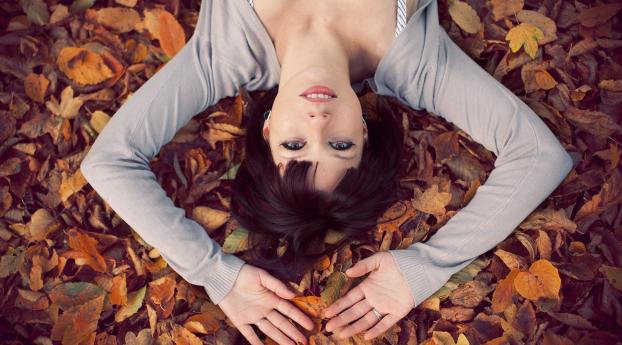 brunette, leaves, autumn Wallpaper 640x1136 Resolution