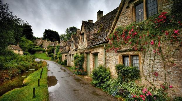 building, sky, grass Wallpaper