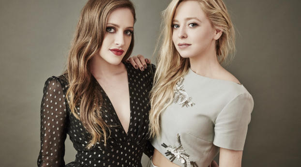 Carly Chaikin And Portia Doubleday Mr. Robot Actress Wallpaper