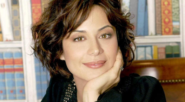 Catherine Bell Cute Smile Wallpaper 240x320 Resolution