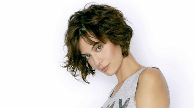 Catherine Bell HD Wall Wallpaper 320x480 Resolution