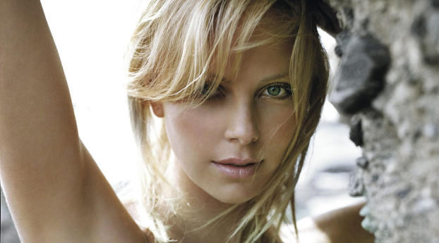 Charlize Theron Hotpic Wallpaper 640x960 Resolution
