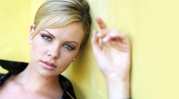 Charlize Theron Lovely Pics Wallpaper 240x400 Resolution