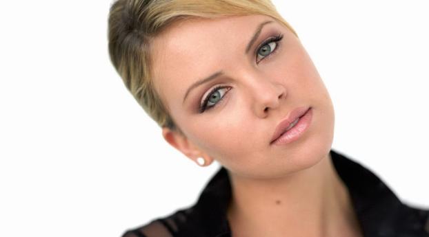 Charlize Theron Sexy Photo Wallpaper 640x1136 Resolution