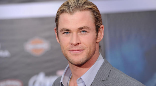 Chris Hemsworth Awards Pics Wallpaper 320x480 Resolution