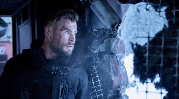 Chris Hemsworth in Extraction 2023 Movie Wallpaper 2560x1080 Resolution