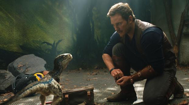 Chris Pratt And Little Raptor Jurassic World Wallpaper 1080x1920 Resolution