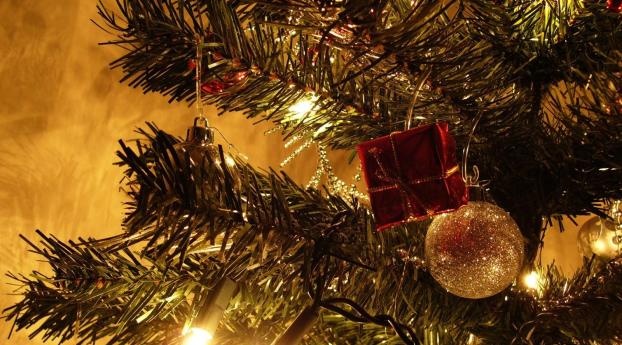 christmas decorations, christmas tree, garland Wallpaper 1440x2960 Resolution