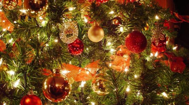 christmas tree, christmas decorations, garlands Wallpaper