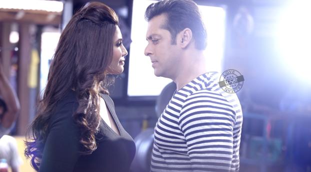 Daisy Shah With Salman Khan Jai Ho  Wallpaper 640x1136 Resolution