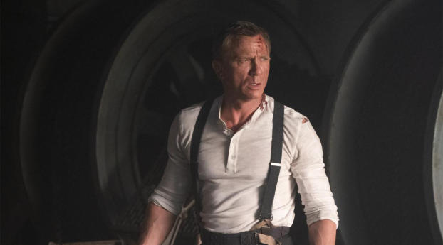 Daniel Craig as Bond In No Time To Die Wallpaper