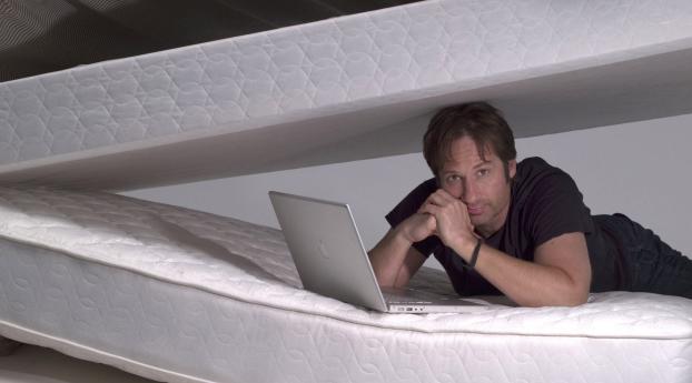 David Duchovny In Free Time Wallpaper 320x480 Resolution