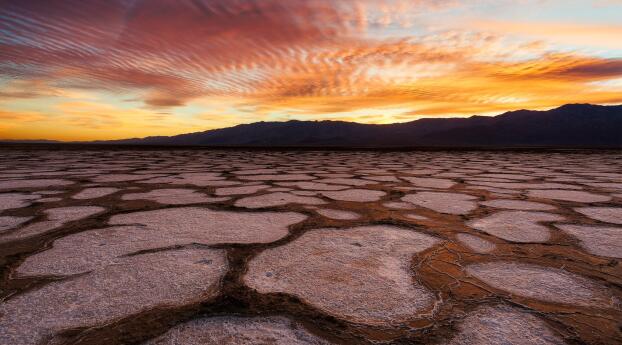 Death Valley HD Desert Surface Wallpaper 1024x1024 Resolution