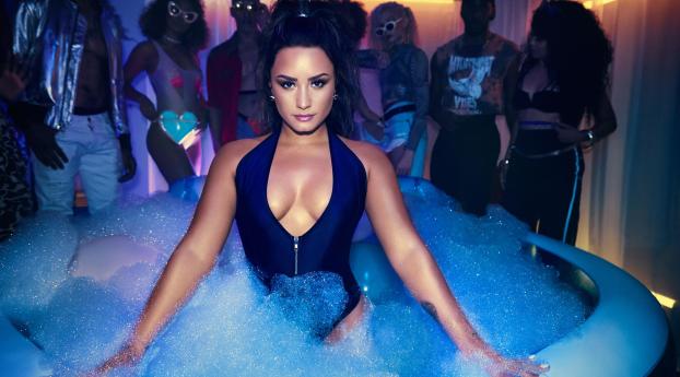 Demi Lovato Swimsuit Photoshoot Wallpaper 320x480 Resolution