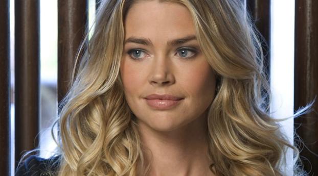 Denise Richards Happy Moment Pic Wallpaper 2048x2048 Resolution