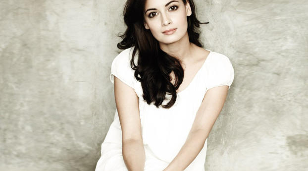 Diya Mirza In White Dress Wallpaper 800x480 Resolution