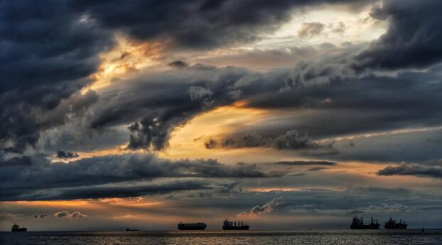 Dramatic Cloud Over Occean Wallpaper 1350x689 Resolution