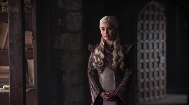 Emilia Clarke as Daenerys Targaryen in GOT 8 Wallpaper 2560x1700 Resolution