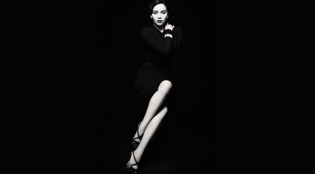Emilia Clarke Monochrome In Black Dress Wallpaper 640x480 Resolution