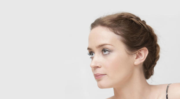 Emily Blunt Hairstyle Wallpaper 768x1280 Resolution