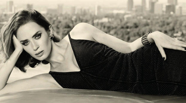 Emily Blunt Hot Pics Wallpaper 1080x2636 Resolution