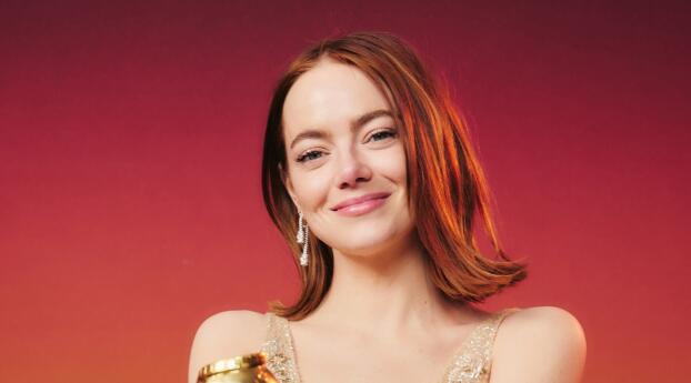Emma Stone Golden Globes 2023 Wallpaper 1024x1024 Resolution