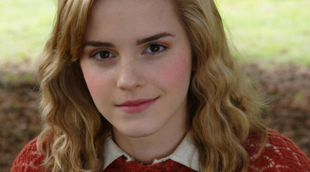 Emma Watson Charming Red Images Wallpaper 400x440 Resolution