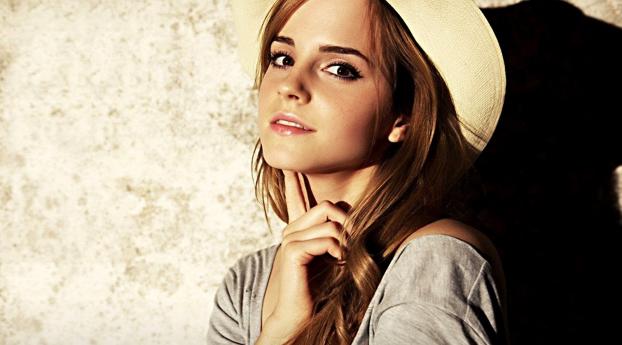 Emma Watson Happy Pic Wallpaper 480x960 Resolution