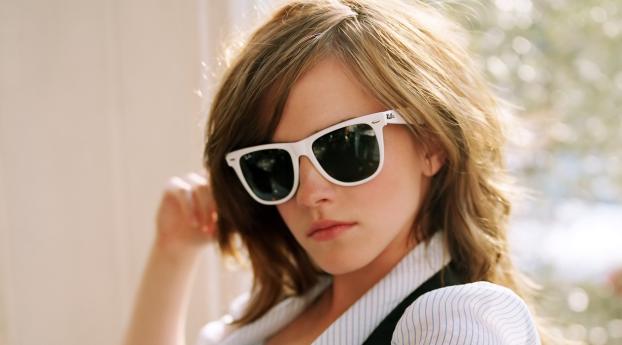 Emma Watson in Glasses wallpaper Wallpaper 1600x1200 Resolution
