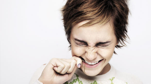 Emma Watson Laughing Images Wallpaper 1280x960 Resolution