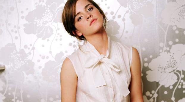 Emma Watson Rare Pic Wallpaper 2560x1024 Resolution