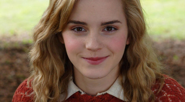 Emma Watson Smile Red Look Wallpaper 1400x600 Resolution