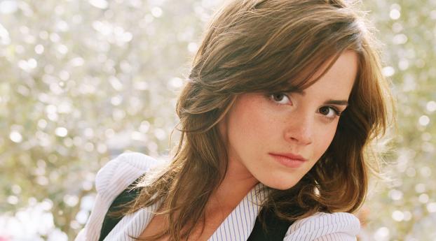Emma Watson With Bag Images Wallpaper 768x1280 Resolution