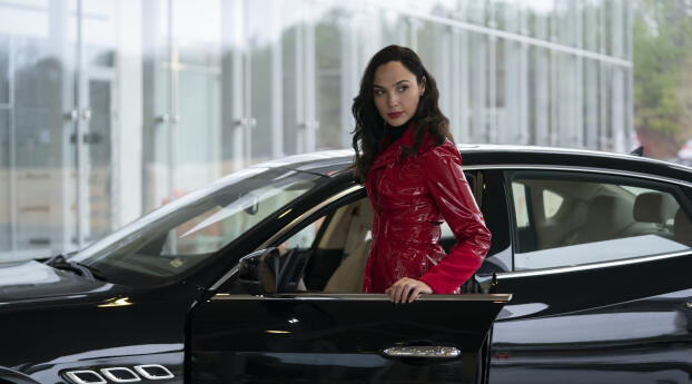 Gal Gadot as The Bishop HD Red Notice Wallpaper 1800x1024 Resolution