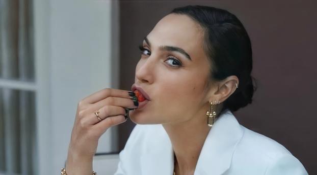 Gal Gadot eating Strawberry and Cake Wallpaper 2048x1152 Resolution