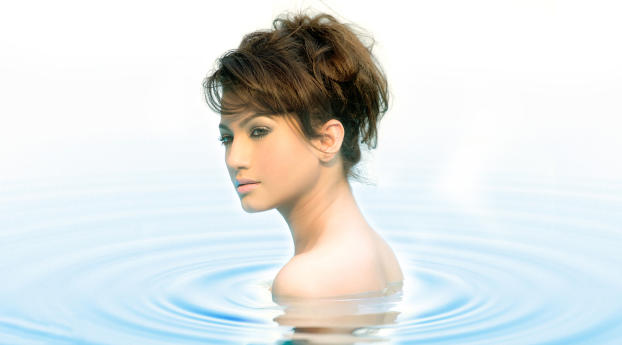 Gauhar Khan In Swimming Pool HD Pics Wallpaper 540x960 Resolution