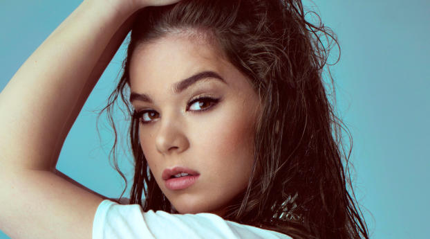Hailee Steinfeld Pitch Perfect Actress 2018 Wallpaper 480x800 Resolution