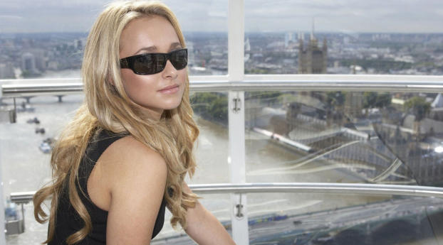 Hayden Panettiere Charming Backless Wallpaper 2560x1024 Resolution