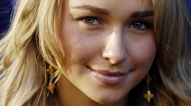Hayden Panettiere Charming Smile Pic Wallpaper 720x1600 Resolution