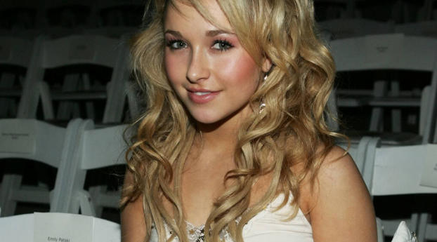 Hayden Panettiere In Theater Pic Wallpaper 540x960 Resolution