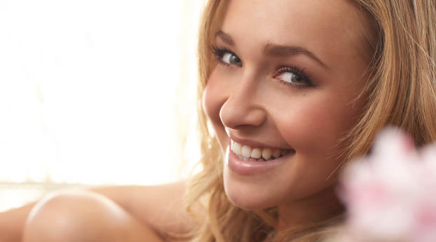Hayden Panettiere New Smile Images Wallpaper 2500x900 Resolution
