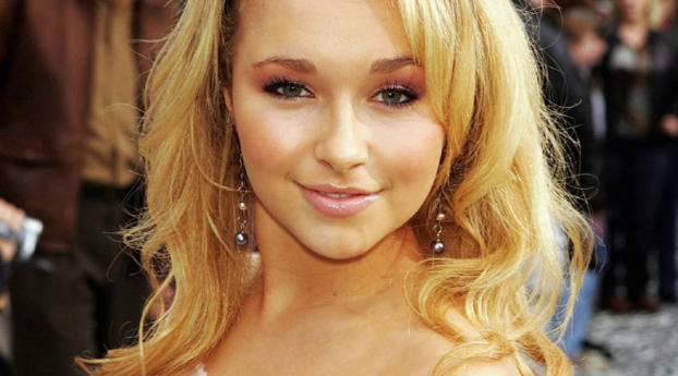 Hayden Panettiere Public Place Images Wallpaper 1452x1112 Resolution