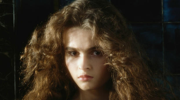 Helena Bonham Carter Brown Hair Pic Wallpaper 2400x1080 Resolution