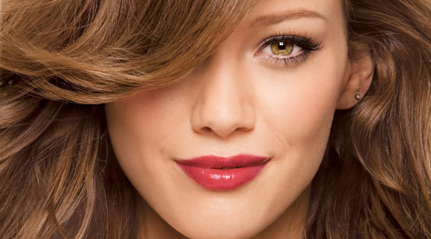 Hilary Duff Gorgeous Pic Wallpaper 240x320 Resolution